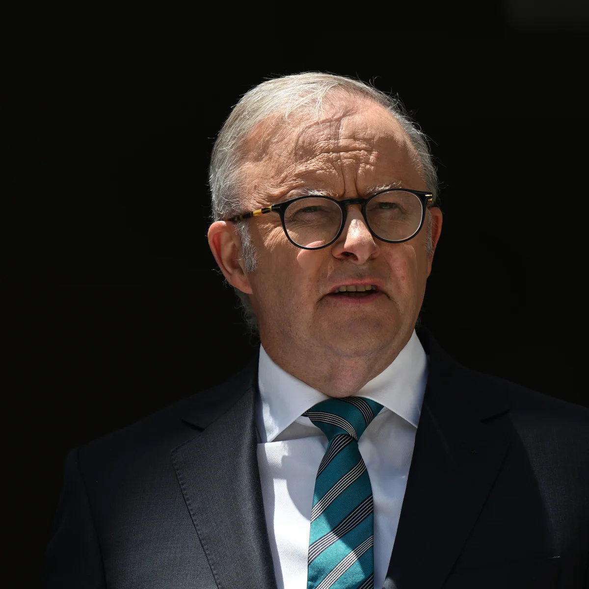 Prime Minister recalls parliament to urgently pass hate speech and gun laws following Bondi terror attack